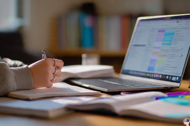 Student creating personalized study plans on laptop using Xuebaotou.com